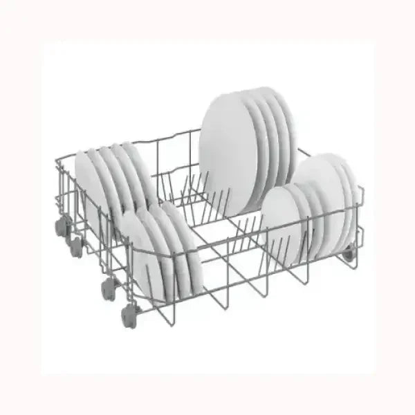 Cesto inferiore lavastoviglie Beko con piatti bianchi di varie dimensioni posizionati