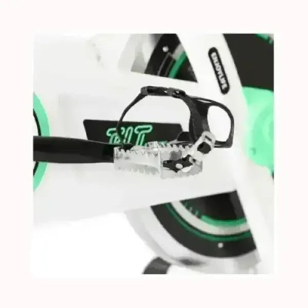 Primo piano pedale con gabbietta e cinturino su telaio bianco verde di Cecotec Spin Bike per allenamento indoor