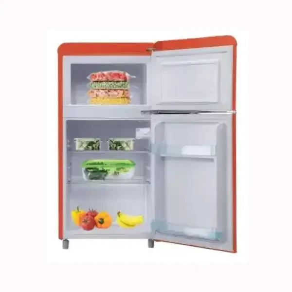 Frigorifero DCG arancione con porte aperte che mostra comparto freezer e spazio per conservare frutta e verdura