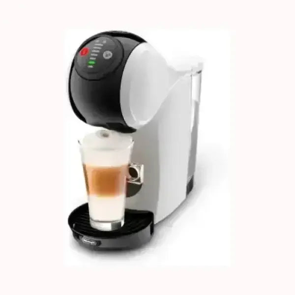 Macchina da caffè DeLonghi bianca con caffè latte macchiato versato in bicchiere trasparente