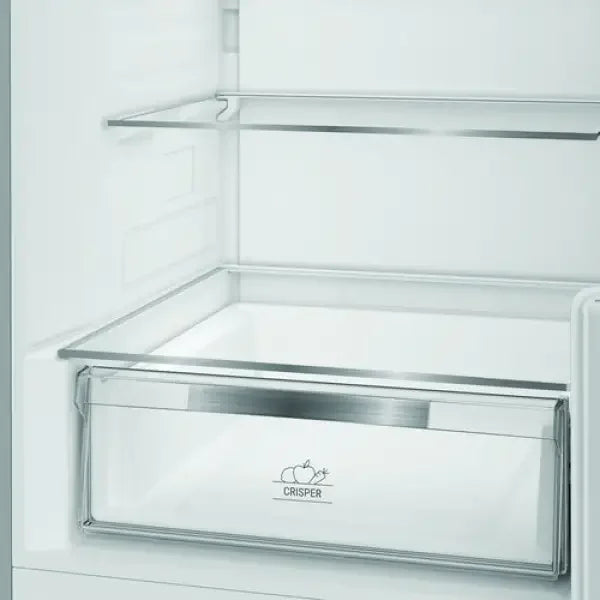 Interno del frigo combinato Hotpoint con cassetto trasparente per frutta e verdura
