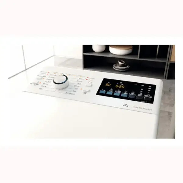 Dettaglio pannello di controllo con display digitale della lavatrice Hotpoint bianca da 7 kg