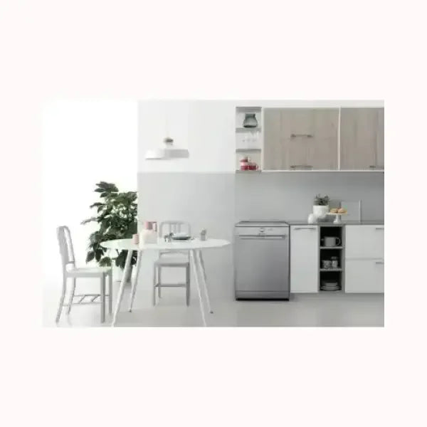 Lavastoviglie INDESIT in cucina moderna con tavolo bianco e sedie e arredamento funzionale