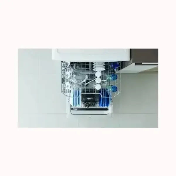 Lavastoviglie INDESIT aperta vista dall'alto con carico di piatti, bicchieri e posate