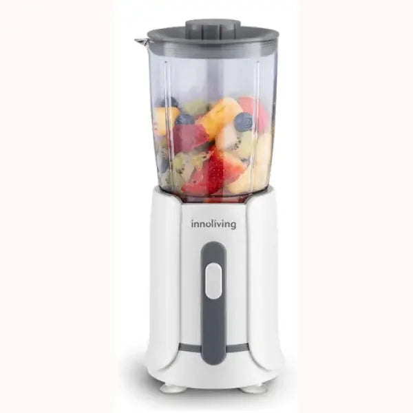 Frullatore da Tavolo Innoliving bianco con caraffa trasparente piena di frutta fresca mista