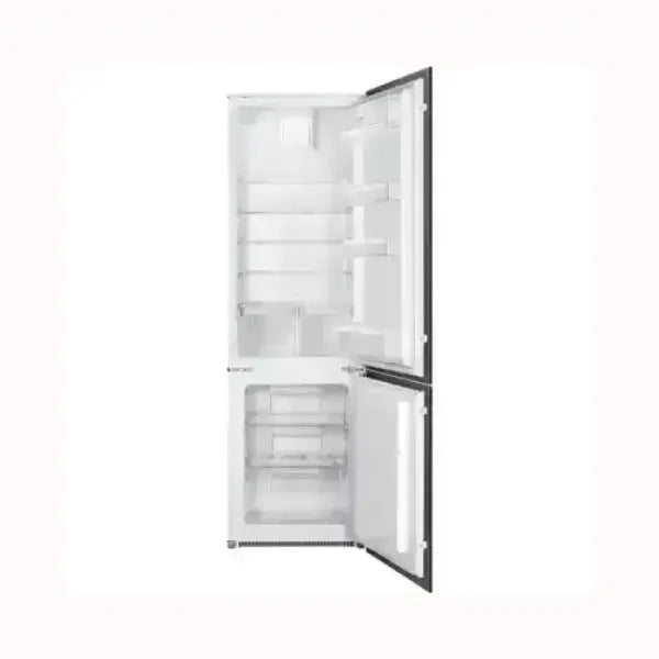 Frigorifero da incasso SMEG con doppia porta aperta mostrando ripiani e scomparti trasparenti