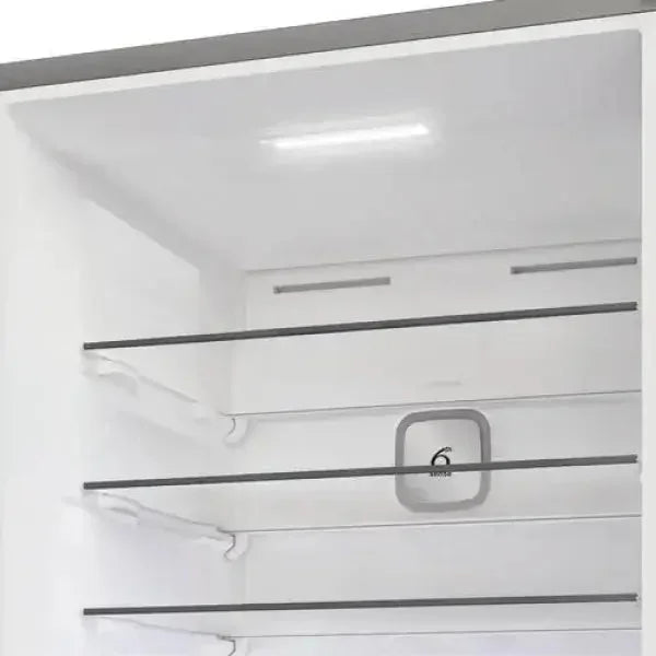 Interno vuoto di un frigorifero Whirlpool frigo combinato con ripiani regolabili in metallo