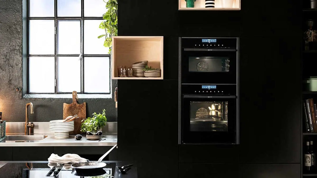 Cucina moderna con forni ultra moderni caratteristiche integrati in mobili neri e accessori da cucina