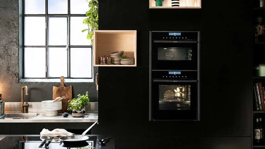 Cucina moderna con forni ultra moderni caratteristiche integrati in mobili neri e accessori da cucina