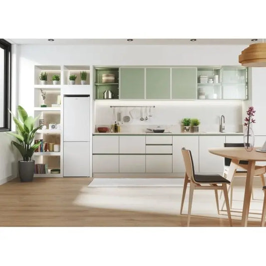 Cucina moderna con Frigorifero Candy Fresco bianco integrato tra armadi e mensole verdi