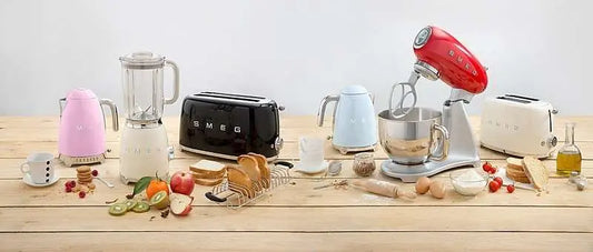 Elettrodomestici da cucina moderni su tavolo in legno che mostrano come l'informatica migliora gli elettrodomestici da cucina