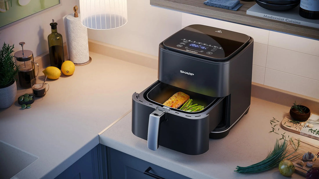 Friggitrice ad aria Sharp in cucina con cibo all'interno per guida manutenzione friggitrice ad aria 2025