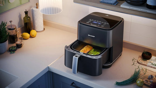 Friggitrice ad aria Sharp in cucina con cibo all'interno per guida manutenzione friggitrice ad aria 2025