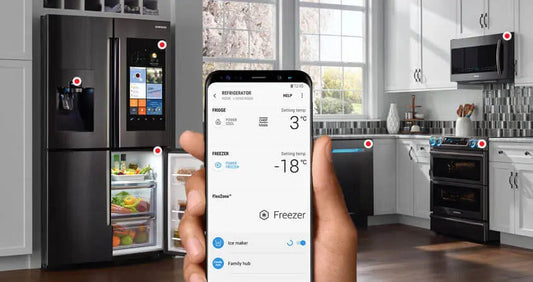 Differenza tra frigoriferi tradizionali e smart mostrata in cucina moderna con frigorifero smart e controllo da smartphone