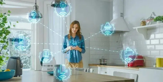 Donna in cucina moderna che utilizza nuova elettronica negli elettrodomestici con interfacce digitali