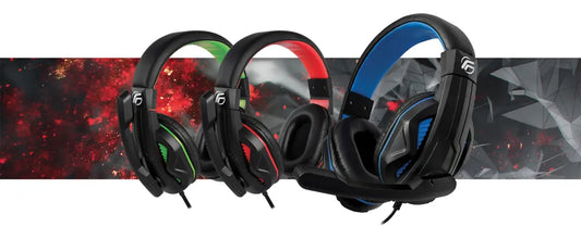 Tre cuffie gaming con microfono in colori nero con dettagli verdi, rossi e blu su sfondo grafico