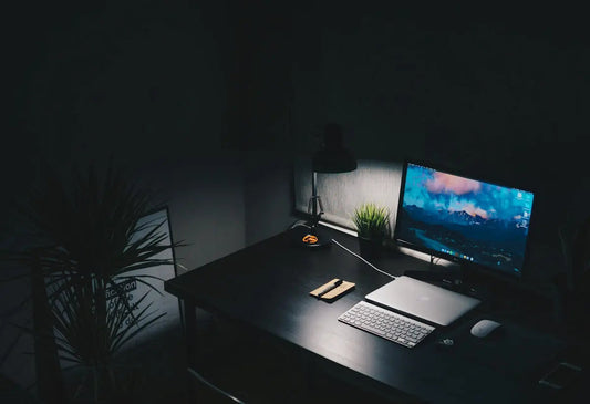 Scrivania buia con computer e accessori, promuovendo le offerte computer TecnoRoyal