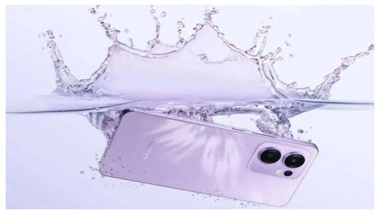 Smartphone OPPO Reno 13FS immerso nell'acqua che mostra OPPO Reno 13FS specifiche tecniche e vantaggi