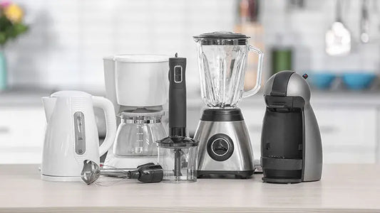 Piccoli elettrodomestici innovativi per la cucina tra cui bollitore, caffettiera, frullatore e macchina per caffè espresso