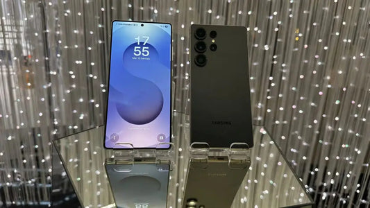 Samsung S25 Ultra recensione dettagliata con vista frontale e posteriore dello smartphone in esposizione