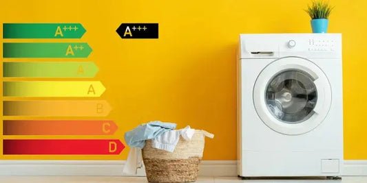 Lavatrice bianca accanto a etichette energetiche colorate su sfondo giallo guida all'efficienza energetica elettrodomestici casa