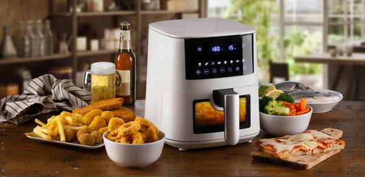 Friggitrici ad aria innovative con snack croccanti, patatine fritte, pizza e verdure su tavolo in cucina