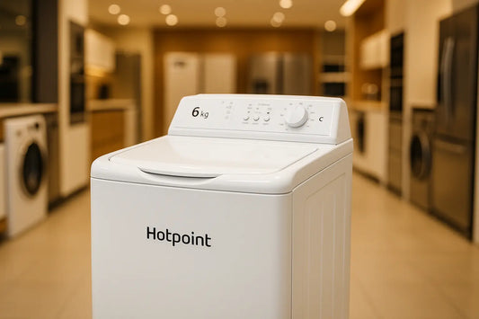 Lavatrice Hotpoint 6 kg in un negozio di elettronica con apparecchiature in background