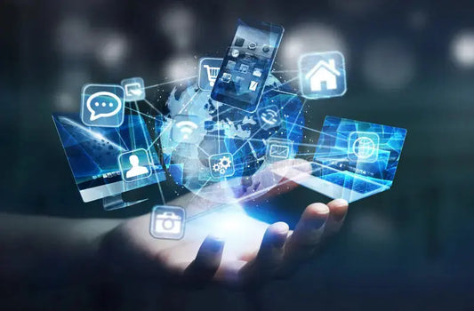 Dispositivi tecnologici digitali fluttuanti sopra una mano con icone di app per quale smartphone usare per lavoro e studio