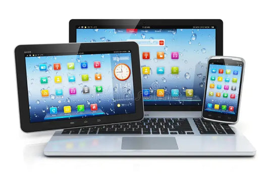 Dispositivi tecnologici con schermi accesi che mostrano icone app per spiegare la differenza tra smartphone e computer