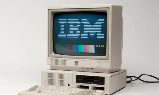 Computer IBM vintage che mostra evoluzione dei computer nel tempo con tecnologia e design classici
