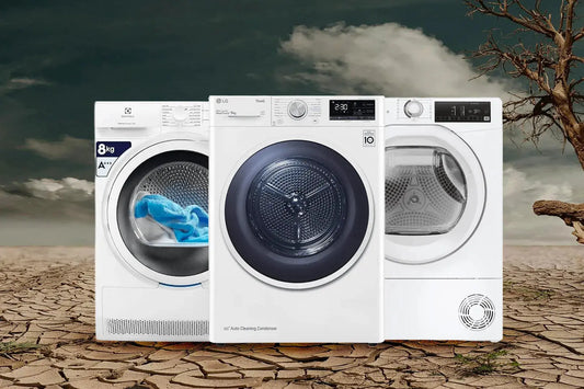 Tre asciugatrici con ultime tecnologie su terreno arido con cielo nuvoloso sullo sfondo