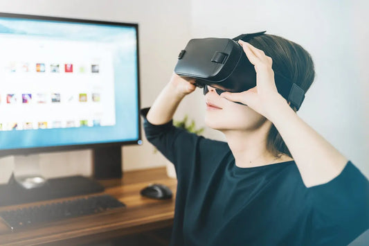 Donna che utilizza visore realtà virtuale collegato a computer per esplorare innovazioni nei computer moderni