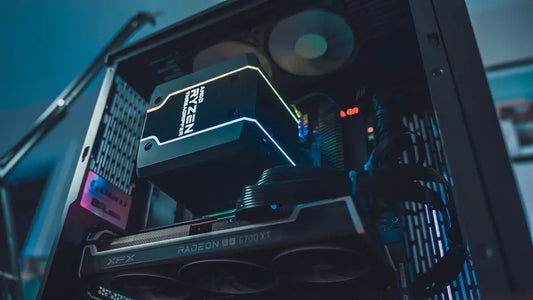 Dettaglio interno di un PC con processore Ryzen e scheda grafica Radeon per imparare come scegliere un PC efficiente per casa