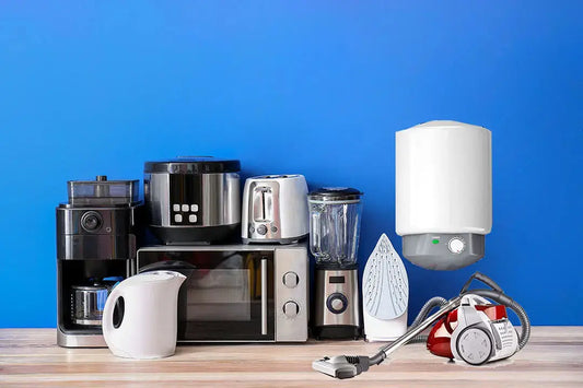 Elettrodomestici moderni su piano in cucina per scegliere quali elettrodomestici comprare per la casa
