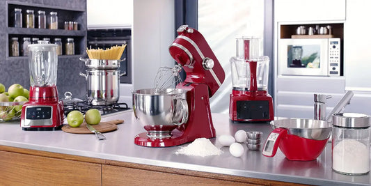 Cucina moderna con piccoli elettrodomestici rossi su piano, ideale per come scegliere piccoli elettrodomestici