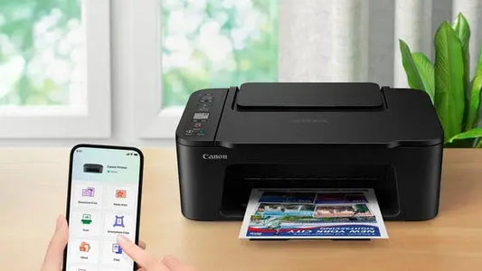Stampante Canon PIXMA TS3750i nera con stampa a colori e controllo tramite smartphone su tavolo in legno