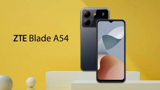 Smartphone ZTE Blade A54 in colore nero con schermo acceso e testo recensione ZTE Blade A54 su sfondo giallo