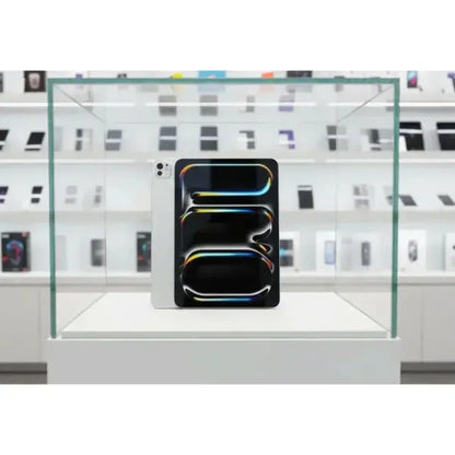 Apple iPad Pro in display con design elegante e retro illuminato, perfetto per artisti e professionisti