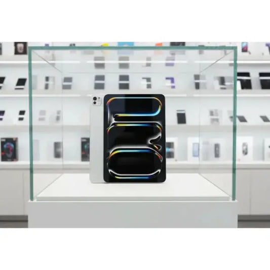 Apple iPad Pro in display con design elegante e retro illuminato, perfetto per artisti e professionisti