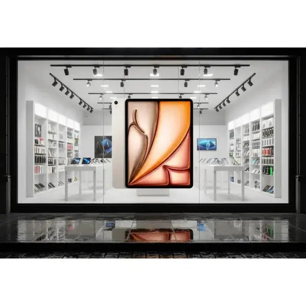 Vetrina moderna con Apple iPad in evidenza tra altri dispositivi elettronici