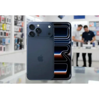 Apple iPhone 17 Pro Max in blu con tripla fotocamera sul retro e schermo luminoso