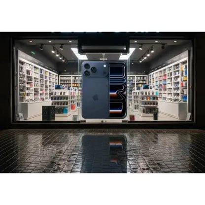 Vetrina di un negozio con iPhone 17 Pro Max esposto tra altri smartphone e accessori