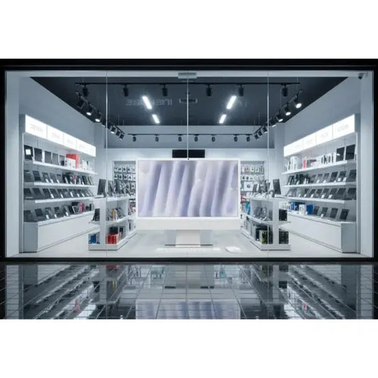 Negozio Apple con espositori di notebook e tecnologia moderna per gli appassionati di tecnologia