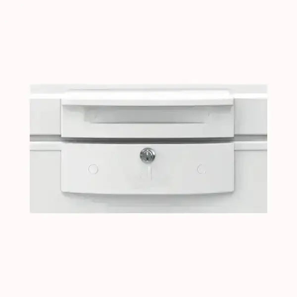 Dettaglio serratura congelatore BEKO bianco con maniglia e chiave di sicurezza