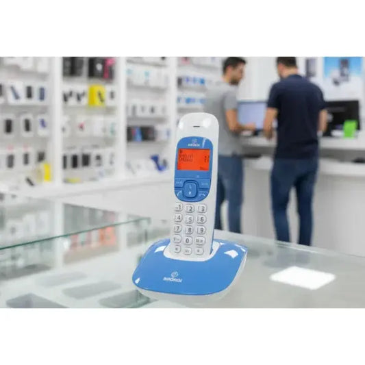 Telefono Cordless Brondi con design blu e bianco, posizionato su una base trasparente in un negozio tecnologico