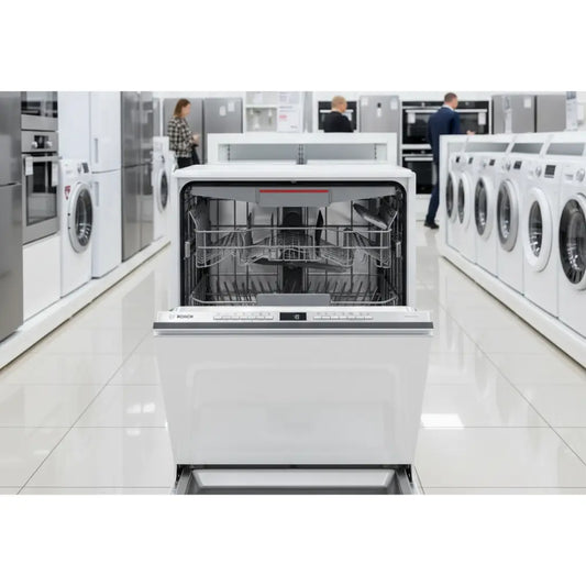 Lavastoviglie da incasso BOSCH bianca con cestelli spaziosi in un negozio di elettrodomestici