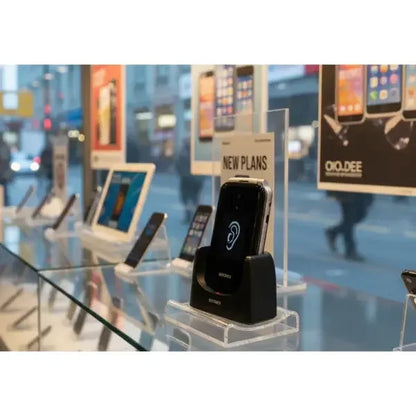 Telefono cellulare Brondi Amico in esposizione con stand dal design elegante per anziani