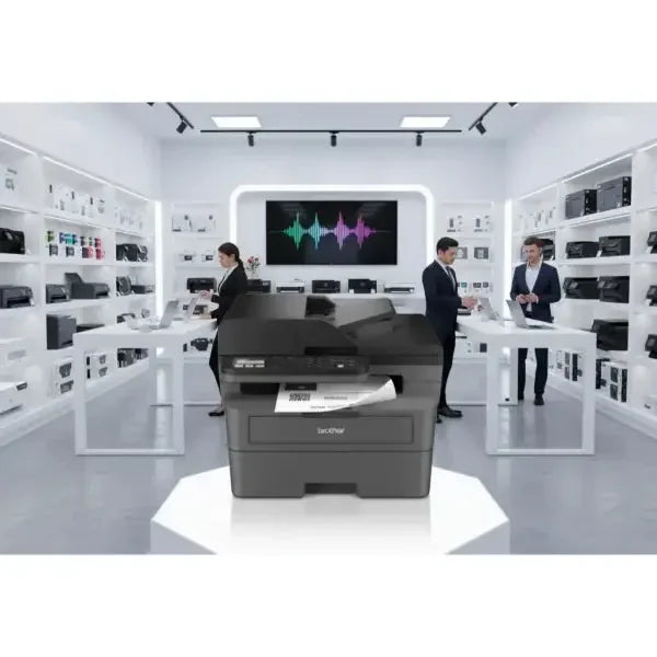 Stampante Brother multifunzione in un ambiente moderno con professionisti al lavoro