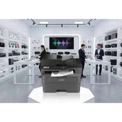 Stampante Brother multifunzione in un ambiente moderno con professionisti al lavoro