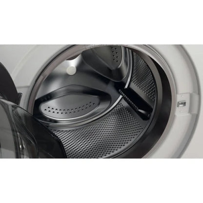 Interno del cestello di una lavatrice Whirlpool con sportello aperto e design in acciaio inox